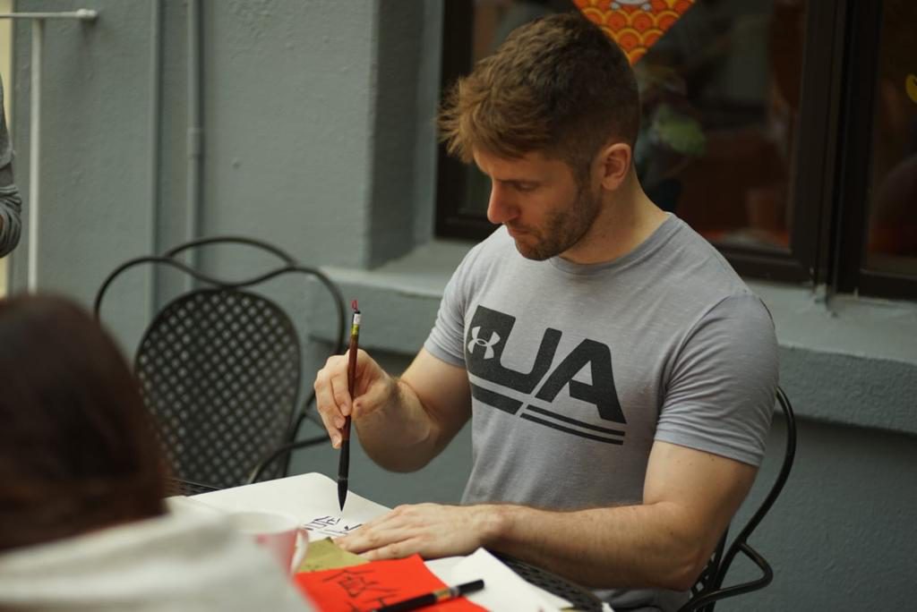 Members take it seriously to learn traditional Chinese calligraphy.